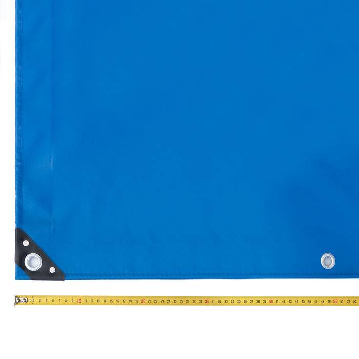 Eine blaue rechteckige Plane mit verstärkten Ecken und Metallösen, die über einem gelben Stahllineal angebracht ist, das ihre Länge anzeigt.