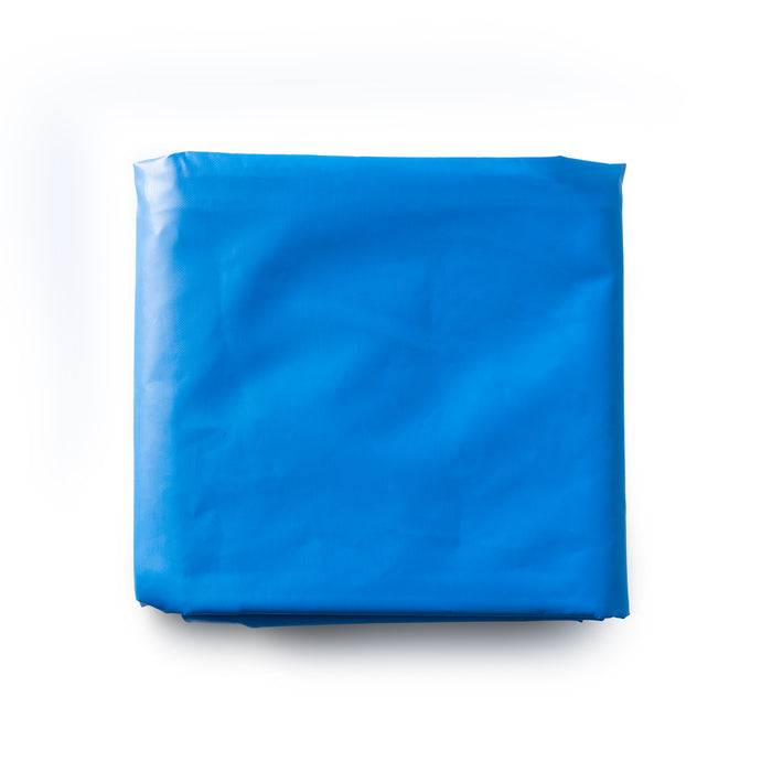 Eine große gefaltete blaue Kunststoffplane, ordentlich in einem Quadrat arrangiert, die die Mitte eines schlichten weißen Hintergrunds einnimmt.