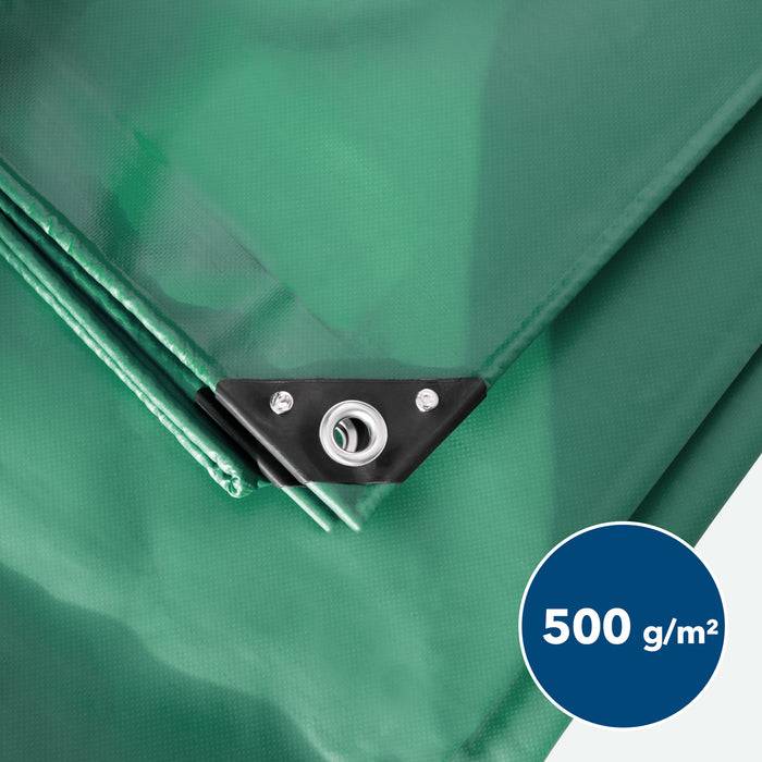 Grüne Plane im Detail mit verstärkter Ecke und Öse; gekennzeichnet mit 500 Gramm pro Quadratmeter.