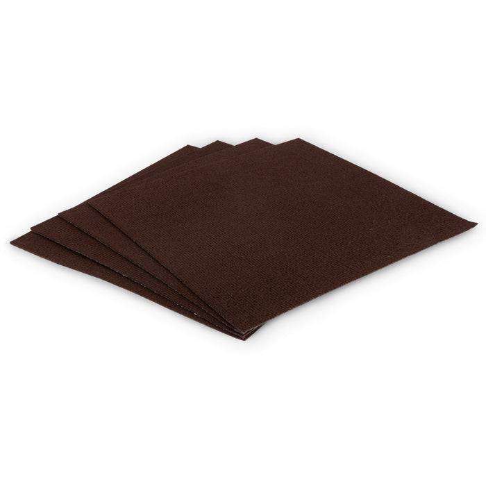 Vier braune quadratische Schleifpapierbogen sind leicht fächerförmig angeordnet und zeigen ihre raue, strukturierte Oberfläche, die für Schleifarbeiten geeignet ist.