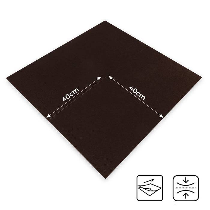 Ein dunkles quadratisches Gummipad mit den Abmessungen 40 cm x 40 cm, flach dargestellt mit Symbolen, die Flexibilität und Kompressionseigenschaften anzeigen.