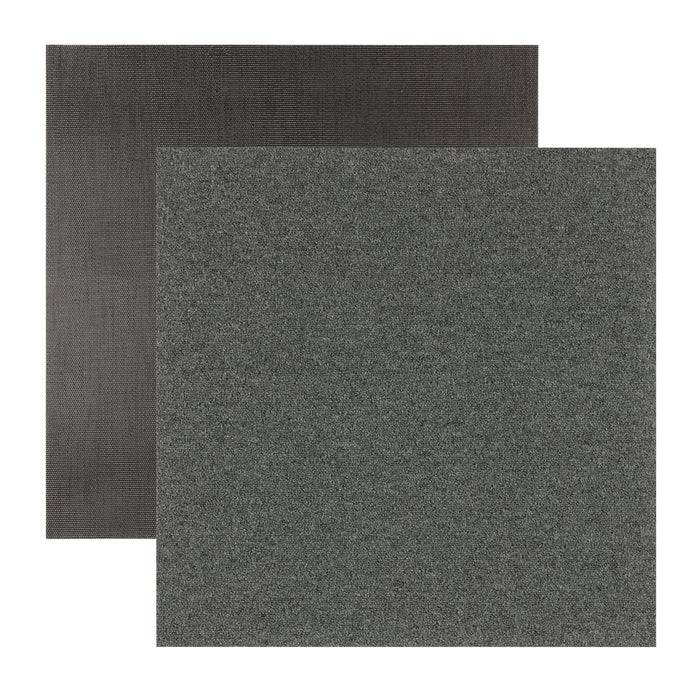 Ein quadratisches Stück Schleifpapier mit rauer Oberfläche, das zum Glätten von Flächen verwendet wird.