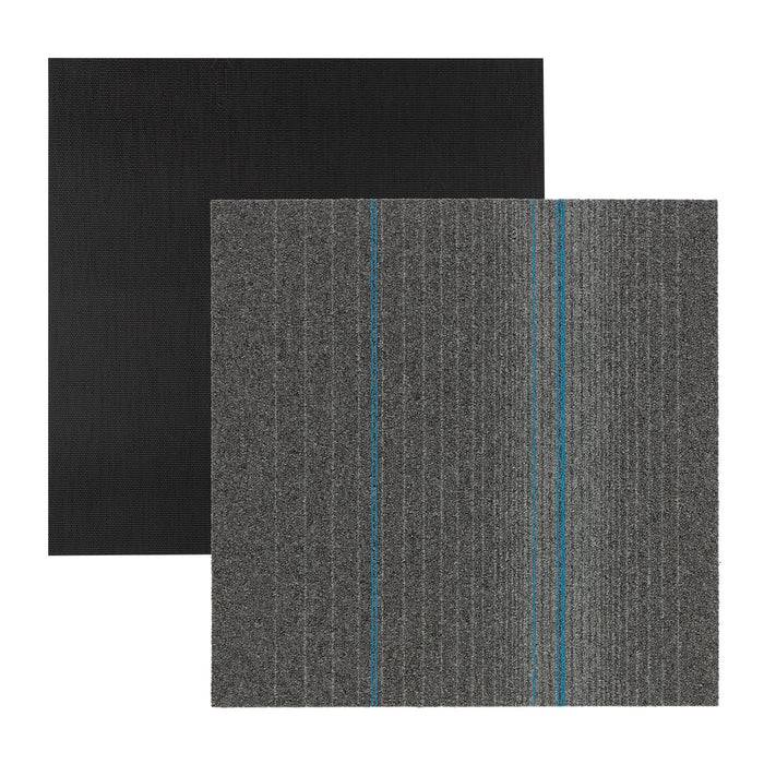 Zwei Teppichfliesen: eine durchgehend schwarz, eine grau mit blauen Streifen.