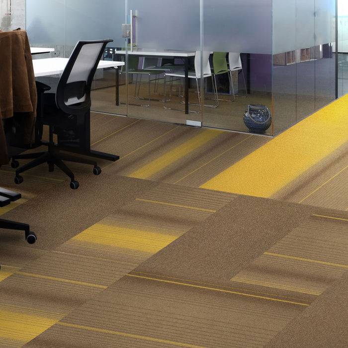 Offenes Büro mit modernem Design mit Glastrennen, weißen Schreibtischen und Drehstühlen. Verschiedenfarbige gelbe und braune Teppichfliesen bilden ein Muster.