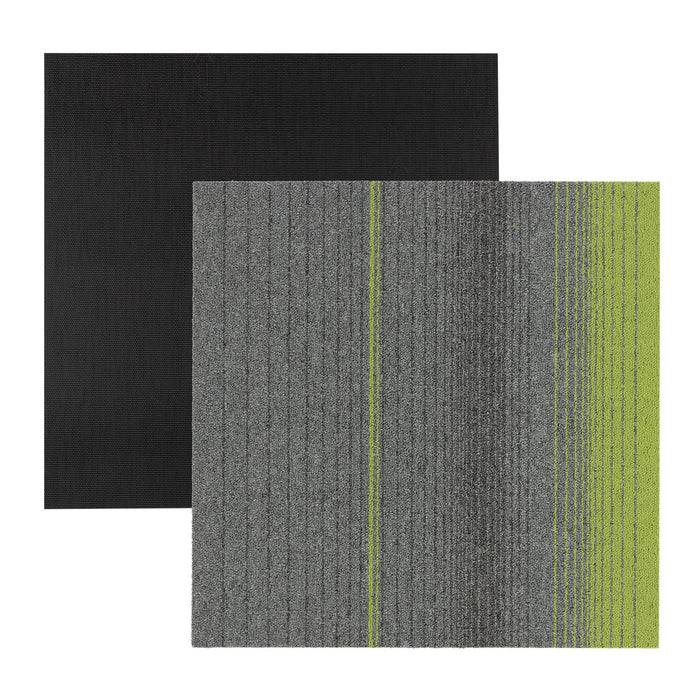 Zwei quadratische Teppichfliesen werden gezeigt, eine in durchgehend Schwarz und die andere in einem gestreiften Design mit grauen und grünen Farben.