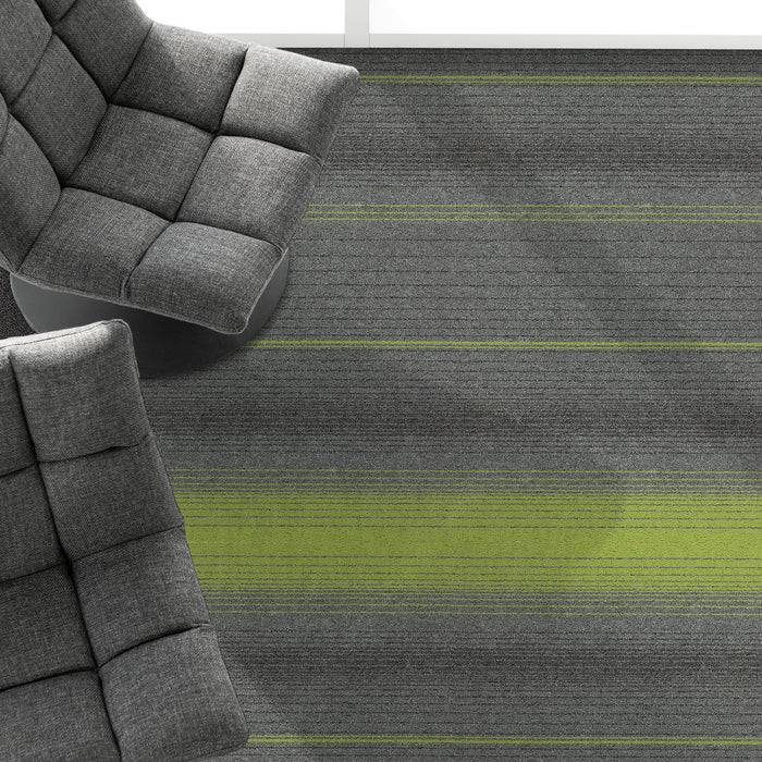 Draufsicht auf eine moderne Büroumgebung mit zwei grauen, gepolsterten Stühlen auf einem grauen Teppich mit grünen Streifen.