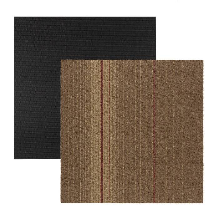 Zwei Teppichquadrate: eines einfarbig schwarz, das andere braun mit vertikalen Streifen und einer roten Akzentlinie.
