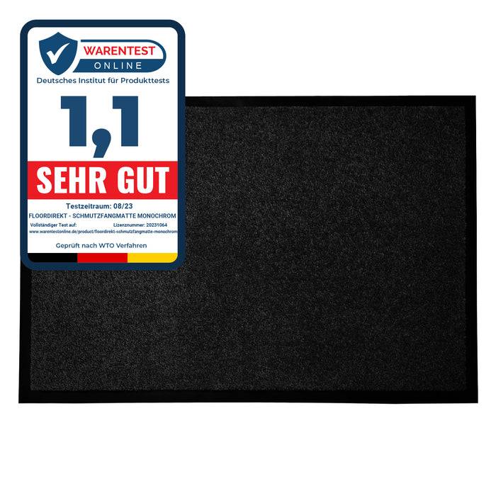 Eine Nahaufnahme einer roten strukturierten Teppicheckе auf einer schwarzen Oberfläche, die die Weichheit des Teppichs und den Kontrast zum Hintergrund hervorhebt.