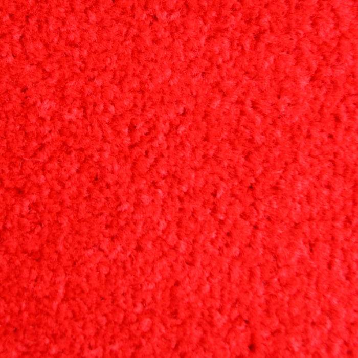 Eine Rolle weißer Etiketten mit Perforation sitzt auf einem Kartonkern und ist teilweise abgerollt, wobei die einzelnen Etikettenformen deutlich sichtbar sind.