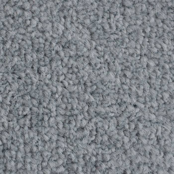 Eine Rolle gelber Etiketten mit perforierten Kanten, teilweise abgerollt, liegt auf weißem Hintergrund.