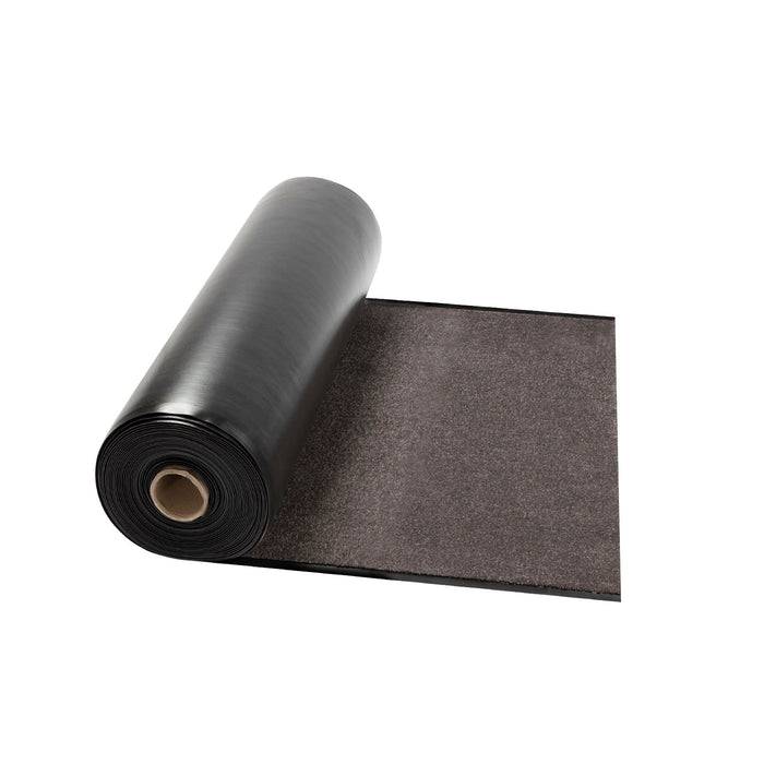 Eine große Rolle schwarzes Geotextil-Vlies, das auf weißem Hintergrund teilweise ausgerollt ist, wird häufig in Landschaftsbau und Bauwesen verwendet.