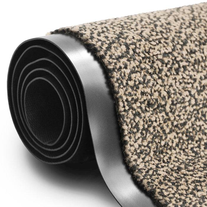 Ein aufgerollter gefleckter Teppich mit schwarzem Untergrund, der seine strukturierte Oberfläche zeigt und Details zum Design und Material andeutet.