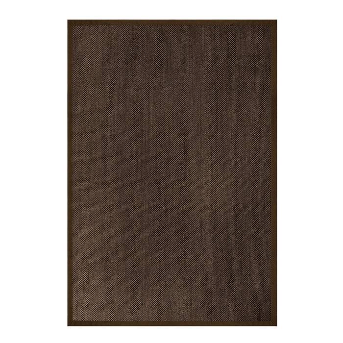 Ein rechteckiger brauner Teppich mit einem subtilen strukturierten Muster und dunkelbraunem Rand, vor einem einfachen Hintergrund dargestellt.