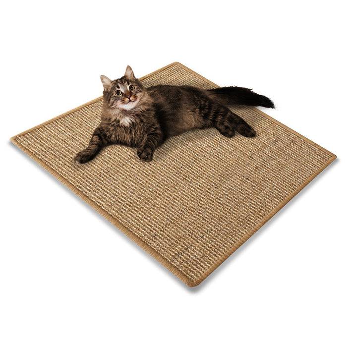 Eine flauschige Katze ruht sich auf einer beige strukturierten Matte aus und wirkt entspannt. Die gewebte Oberfläche der Matte bildet einen Texturkontrast zum Fell der Katze.