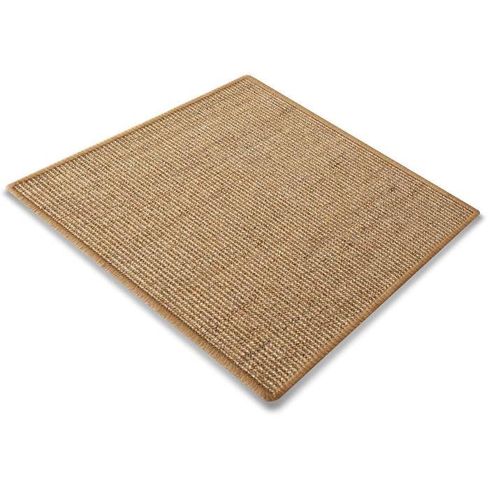 Ein Naturfaser-Teppich mit quadratischer Fläche, gewebter Textur und heller beige Farbe, aus einem leicht erhöhten Winkel betrachtet.