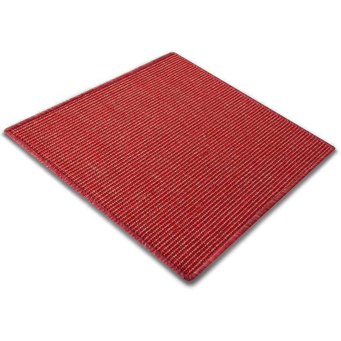 Ein rotes strukturiertes Teppichquadrat mit einem subtilen Streifenmuster aus leicht erhöhtem Blickwinkel betrachtet.
