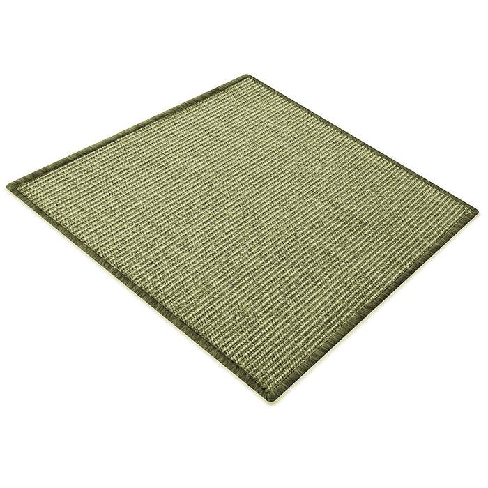 Ein quadratischer, strukturierter hellgrüner Teppich mit einem subtilen Streifenmuster und einer dunkelgrünen Borte, flach auf weißem Hintergrund ausgelegt.