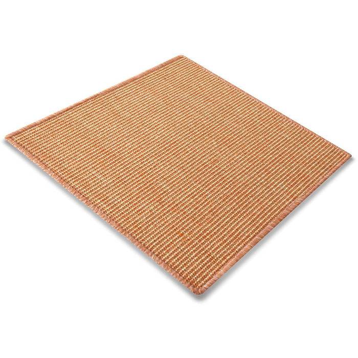 Ein quadratischer, orangebraun gestreifter Webteppich, in einem Winkel angeordnet, wobei seine Textur und sein Muster betont werden.