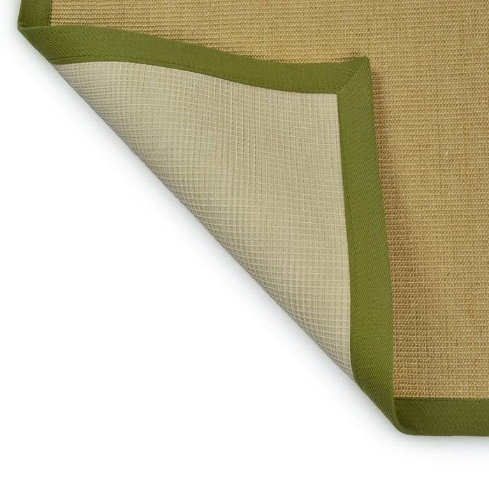 Eine Ecke eines beige Teppichs mit blauem Rand ist teilweise umgeschlagen und zeigt seine Textur.