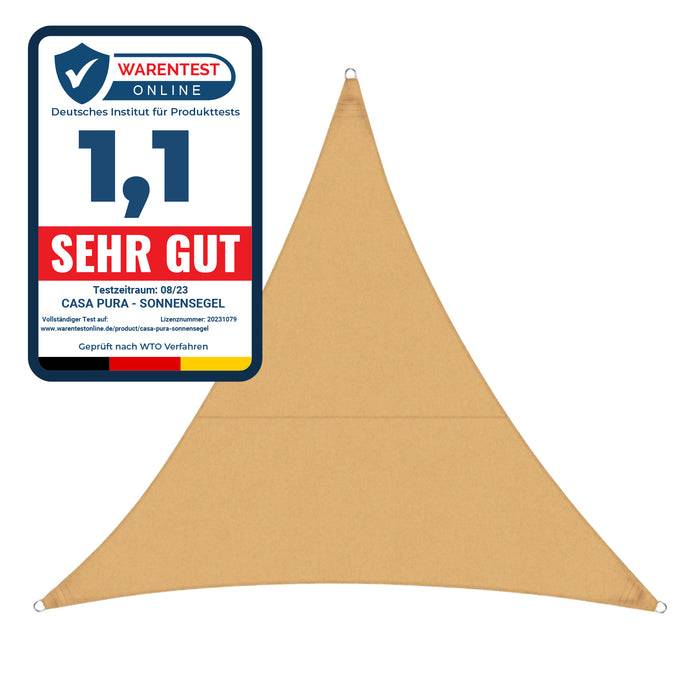 Ein beiger dreieckiger Sonnenschirm mit einem Zertifizierungsabzeichen, auf dem „Warentest Online 1,1 Sehr Gut