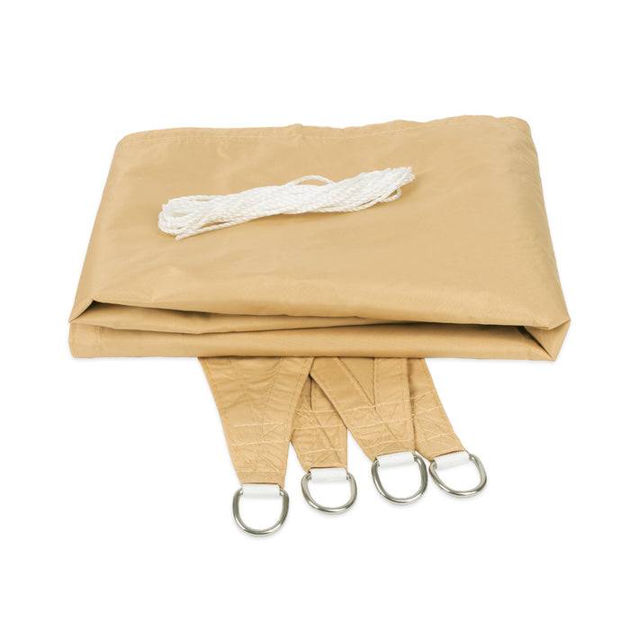 Eine moderne Außenterrasse mit einem weißen Tisch und vier Stühlen unter einem dreieckigen Sonnensegel mit Blick auf eine üppig grüne Landschaft und Hügel.