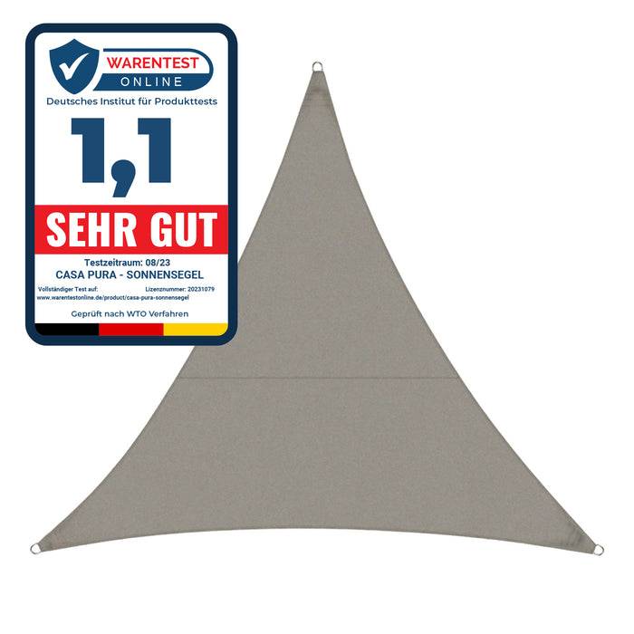Ein dreieckiger grauer Sonnenschirm mit einem Testlabel, das besagt „Deutsches Institut für Produkttests: 1,1 Sehr Gut