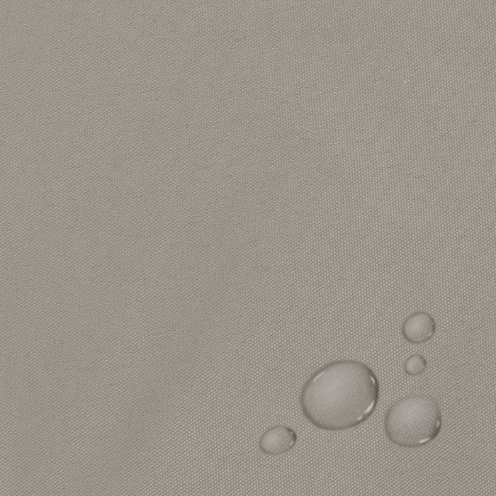 Nahaufnahme einer hellgrauen Stoffoberfläche mit Wassertropfen, die darauf perlen und die wasserabweisenden Eigenschaften des Materials verdeutlichen.