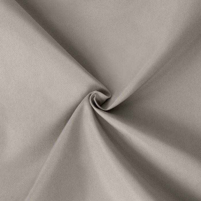 Eine Nahaufnahme von beigem Stoff mit einer zentralen verdrehten Falte, die seine Textur und seinen Faltenwurf hervorhebt.