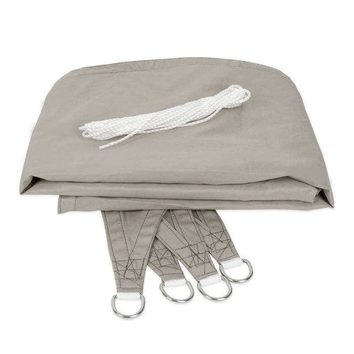 Eine gefaltete graue Hängematte mit angebrachten Seilen und Metallringen liegt auf weißem Hintergrund. Ein aufgerolltes weißes Seil liegt oben auf der Hängematte.