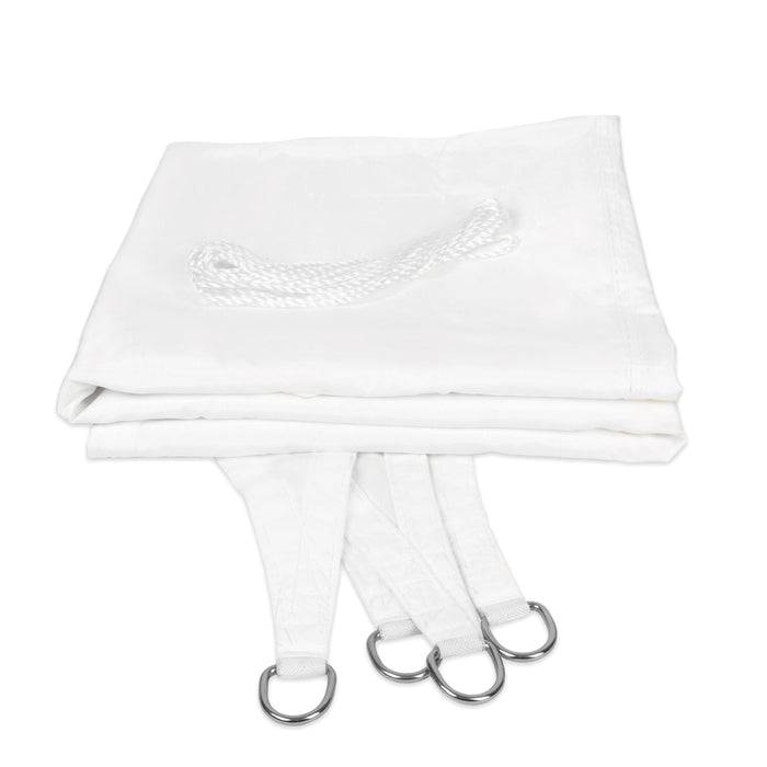 Ein gefaltetes weißes Segel mit befestigten Seilen und Metallringen zum Sichern.