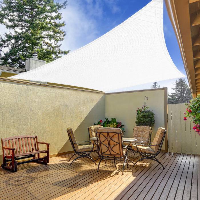 Eine Terrasse mit einem Holzbelag mit einem Tisch, Stühlen und einer Bank; oben bietet ein großer weißer Sonnenschirm Schutz, umgeben von Bäumen.
