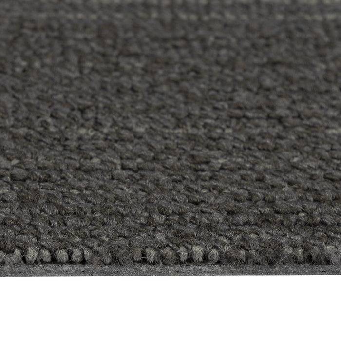 Nahaufnahme eines strukturierten, dunkelgrauen Teppichs mit eng gewebten Fasern, wobei das Muster und die Oberflächendetails hervorgehoben werden.