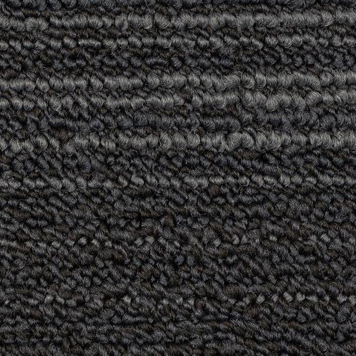 Nahaufnahme eines dunkelgrauen strukturierten Teppichs mit Schlingenflor, der komplizierte Muster und unterschiedliche Grautöne zeigt.