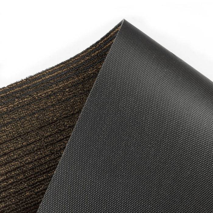 Eine schwarze strukturierte Gummimatte mit einer glatten, rutschfesten Oberfläche auf der Rückseite, entwickelt für Langlebigkeit und Griffigkeit.