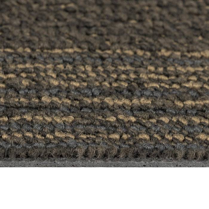 Nahaufnahme eines strukturierten, dunkelgrauen und beigen Teppichs im Webstoff, der das Schlingenwebbild und die Farbvariation zeigt.