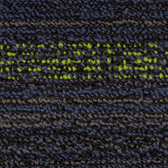 Nahaufnahme eines strukturierten Stoffes mit dunklem Blau und leuchtend grünem Garn, das ein visuell ausgeprägtes horizontales Muster erzeugt.