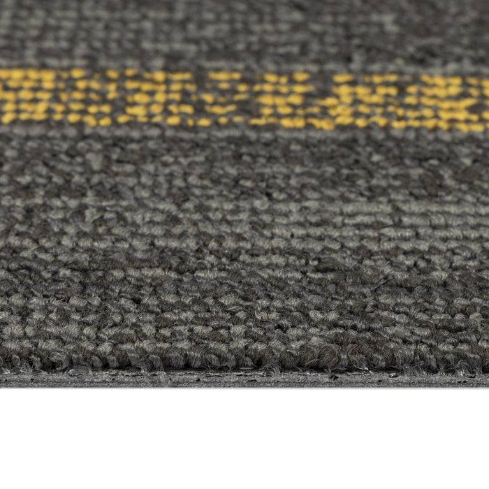 Nahaufnahme eines strukturierten grauen Teppichs mit einem gelben Streifenmuster, das horizontal verläuft und die detaillierte Webstruktur zeigt.