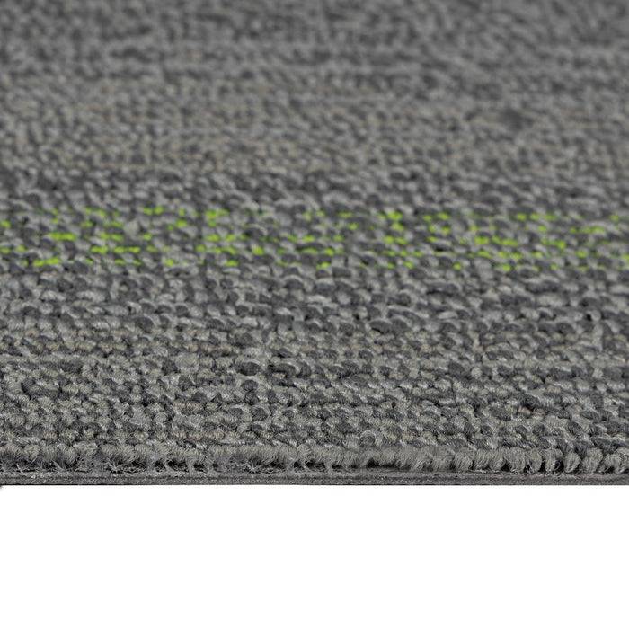 Eine Nahaufnahme eines grauen Teppichs mit einer subtilen grünen Linie, die hindurchläuft. Die Textur ist geschleift und eng gewebt.