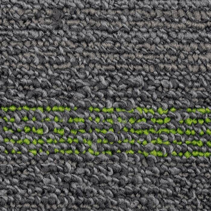 Grauer Teppich mit Textur und einer horizontalen Linie aus grünen Fäden in der Mitte, die eine Musterabweichung hervorhebt.