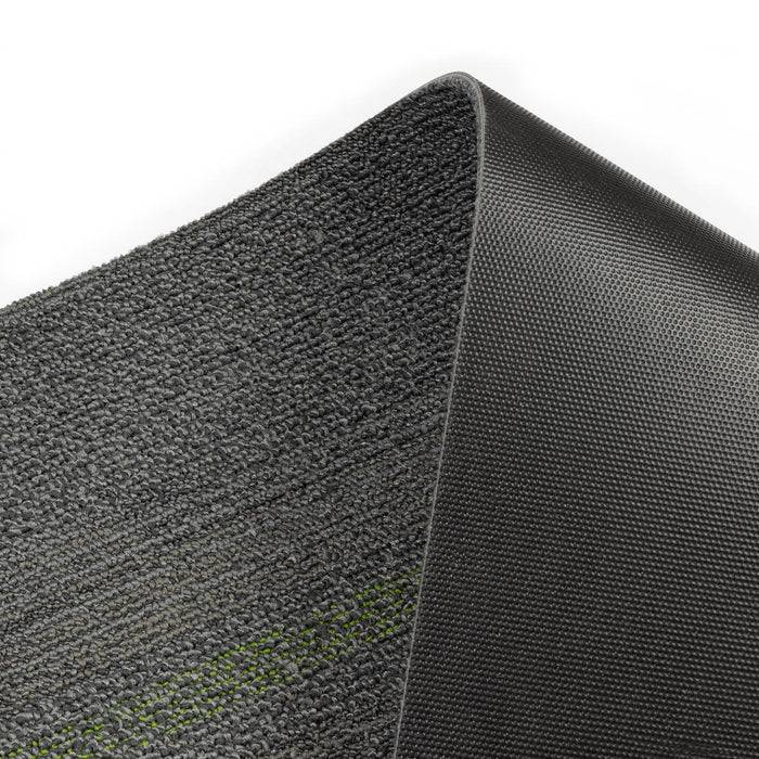 Eine Nahaufnahme einer aufgerollten Ecke einer schwarzen Yogamatte, die ihre strukturierte, rutschfeste Oberfläche und die haltbare, gewebte Unterseite zeigt.