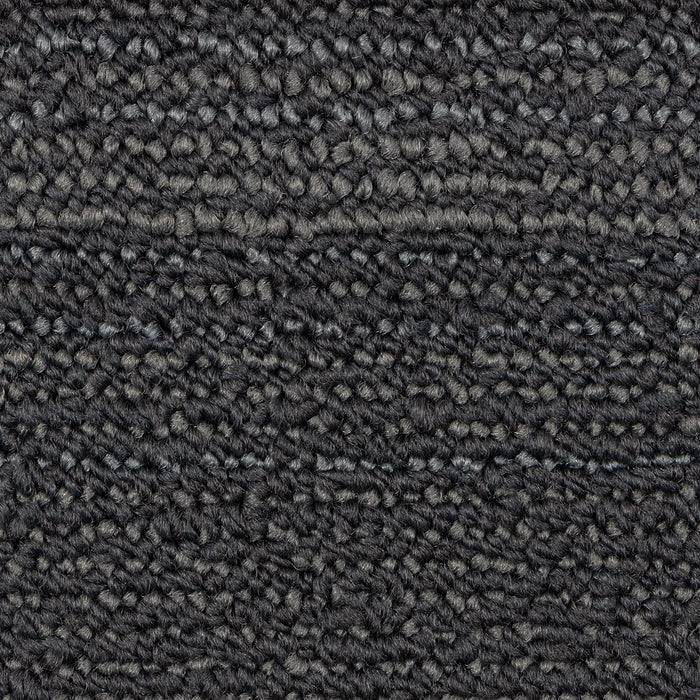 Ein Nahaufnahmebild eines strukturierten, dunkelgrauen Webstoffs, das eng verwebte Fasern in einem sich wiederholenden Muster zeigt.