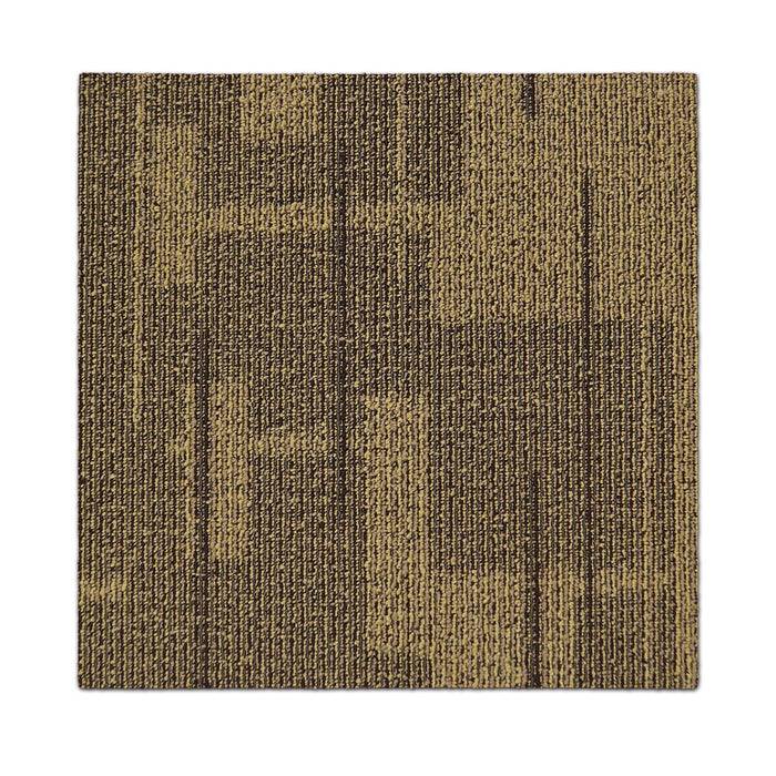 Teppichfliese mit braunem und beigefarbenem geometrischem Muster mit unterschiedlichen Farbtönen und Linien, die ein strukturiertes, modernes Design schaffen.