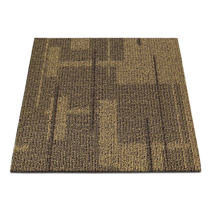 Ein quadratisches Teppichfliesen-Set mit einem beige- und braunfarbigen geometrischen Muster, das sich kreuzende Linien und abstrakte Formen aufweist.