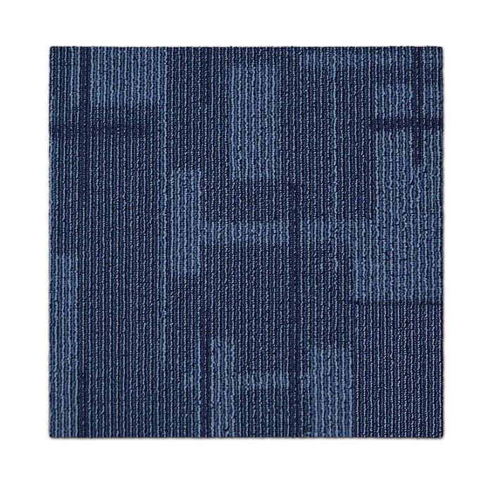 Ein quadratisches Teppichfliesen-Set mit einem strukturierten Muster aus vertikalen und horizontalen Linien in verschiedenen Blautönen, das ein geometrisches Design schafft.