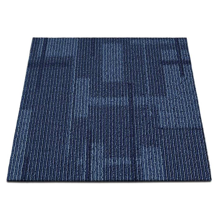 Blauer quadratischer Teppichbelag mit feinem linearem Muster, geeignet für gewerbliche oder private Bodenbeläge.