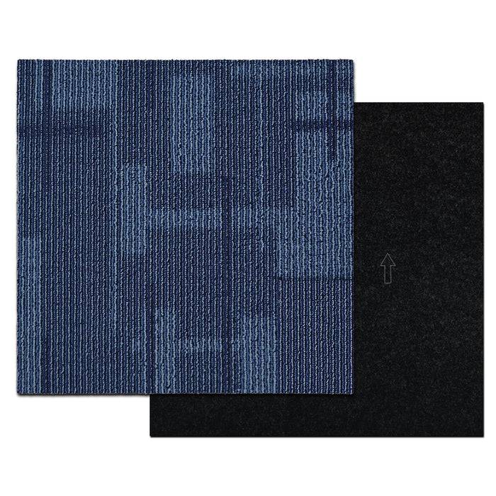 Blaue Teppichfliese mit rechteckigem Muster, das eine schwarze Fliese mit einem Pfeilsymbol nach oben überlagert.