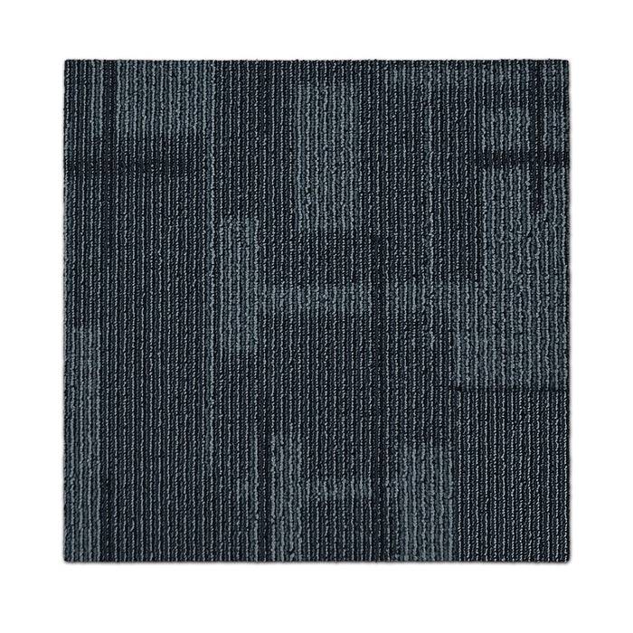 Ein quadratisches Teppichfliesen mit gemischten Blau- und Grautönen, mit einem subtilen linearen Muster, das ein modernes und strukturiertes Design andeutet.