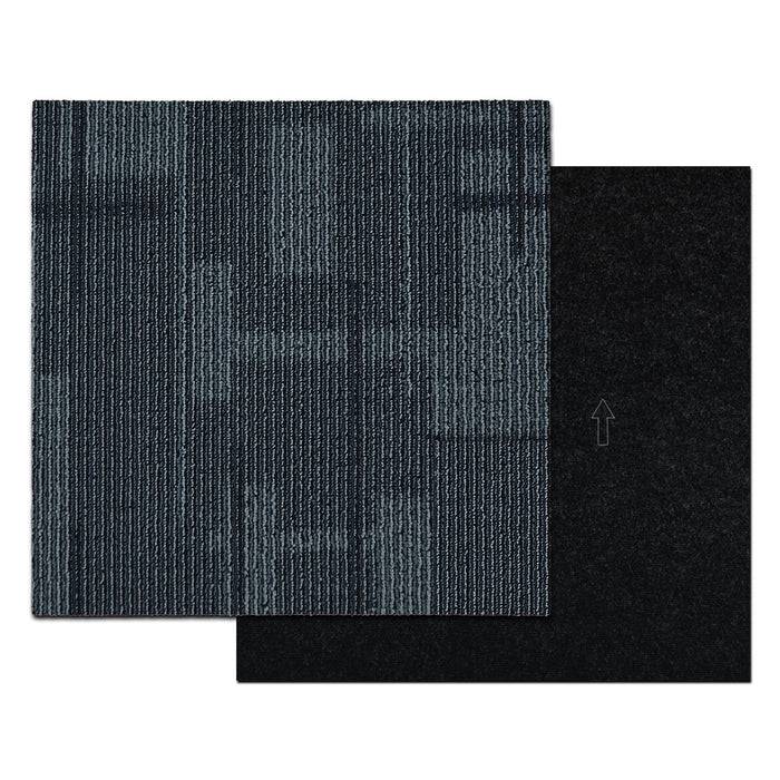 Dunkler strukturierter Teppichboden mit überlappendem schwarzem Fliesen, präsentiert ein gestreiftes Muster mit subtilen geometrischen Designs.