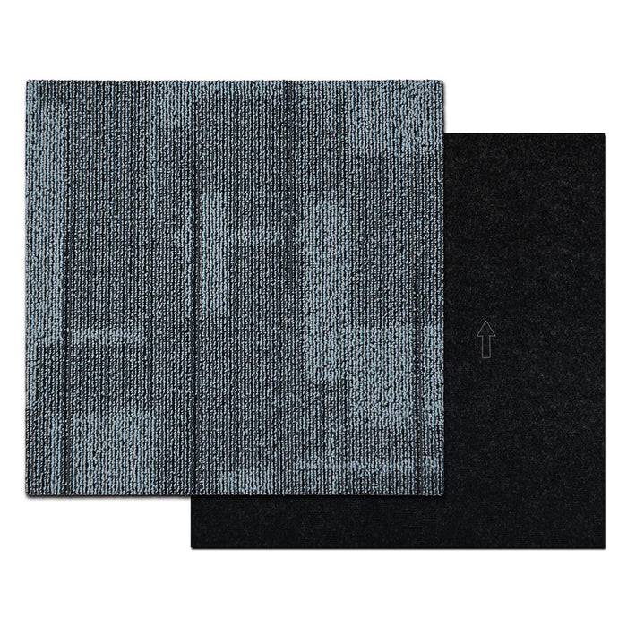 Ein quadratischer, hellblauer Teppichfliesenstein mit einem subtilen, strukturierten Muster wird neben einer schwarzen Fliese ohne Muster gezeigt, auf deren Rückseite ein Pfeil angebracht ist, der die Richtung anzeigt.