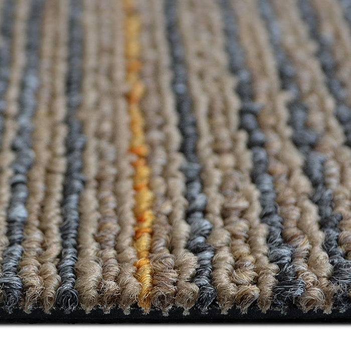 Nahaufnahme einer strukturierten Teppichoberfläche mit vertikalen Streifen in Grau- und Beigetönen und einer einzelnen gelben Linie, die Materialdetails zeigt.